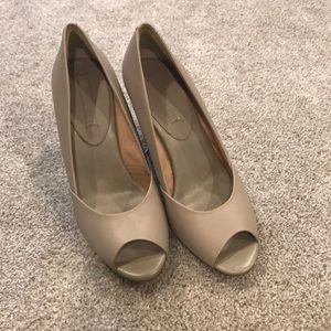 Women’s Banana Republic Tan Wedges Size 9 Shoes
